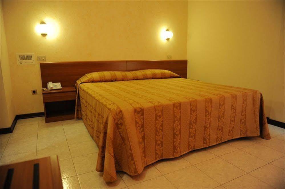 Hotel Marco Polo Self Check-In โบโลญญา ภายนอก รูปภาพ